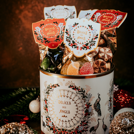 Seau garni de biscuits et confiseries