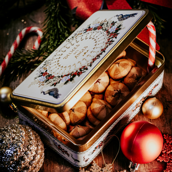 Boite en métal garnie de biscuits fourrés pomme cannelle