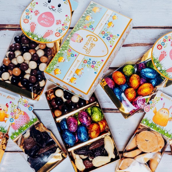 Sachet de petites figurines en chocolat lait, noir, blanc